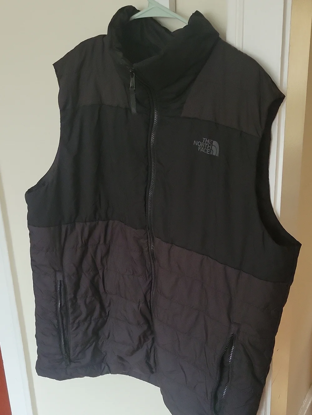 The North Face Black Men’s Two-Tone Insulated Vest